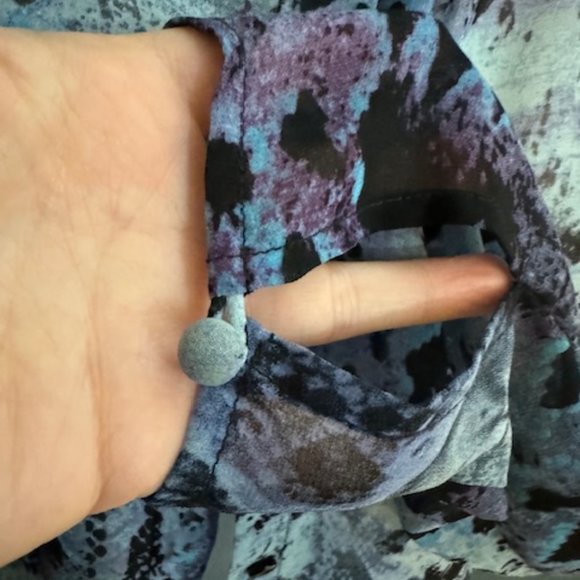 Women's Blouse Sz L. Blue/Purple/Black Snake-like print. Button down. 100% Rayon - Picture 3 of 7